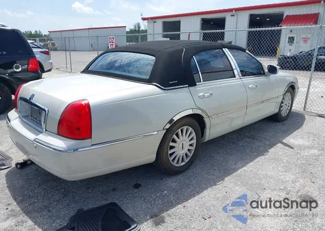 2005 Lincoln Town Car Signature z USA, uszkodzony, nr VIN 1LNHM81W05Y626516
